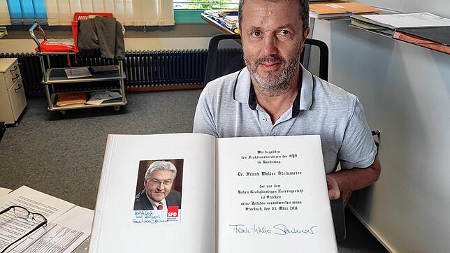 Hauptamtsleiter Hubert Walk mit dem Goldenen Buch der Stadt Stockach. Zu sehen ist der Eintrag von Bundespräsident Frank-Walter ...