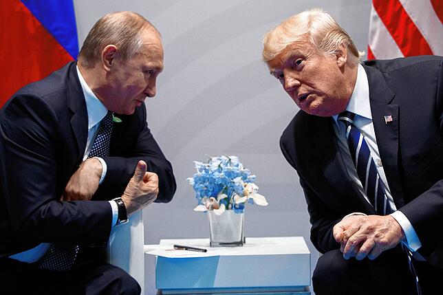 Beide nicht anwesend in München, aber in den Köpfen sehr präsent: Russlands Präsident Wladimir Putin (links) und der frühere ...