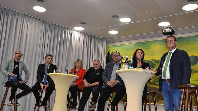 Disput in Bernau (von rechts): Minister Peter Hauk, Staatssekretärin Rita Schwarzelühr-Sutter, MdL Klaus Hoher (FDP), Landwirt Markus ...