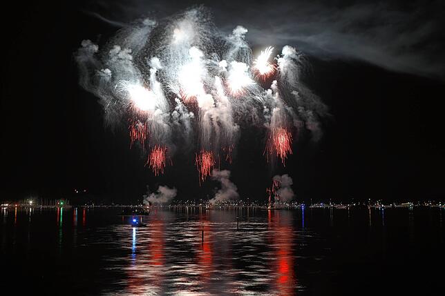 Bild 34: Konstanzer Seenachtfest 2024 - Jetzt knallt's! Das Feuerwerk am Bodensee bringt Zuschauer zum Staunen