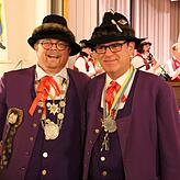 Zunftmeister Holger Schank (links) ehrte im Rahmen der Zunftversammlung am Samstagabend den ausscheidenden Katzenrat Gernot Fischer ...