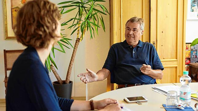 Er geht nach 46 Dienstjahren gelassen in den Ruhestand: Elmar Mosbrugger, Leiter der Berchenschule, im Gespräch mit ...