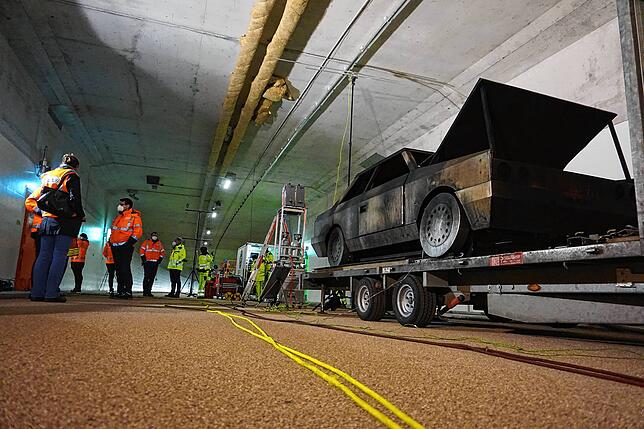 Der Brandtest im Waggershauser Tunnel der neuen B 31 wird vorbereitet. In Brand gesetzt wird eine Autoattrappe.