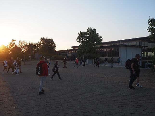 Zurück in die Schule: Für die Schüler im Hegau, hier am Bildungszentrum Engen, hat der Alltag wieder begonnen.