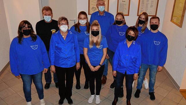 Der neue Vorstand der Blätzlezunft und die Geehrten (v.l.): Nadine Tuchscherer, Günther Zumkeller, Gerda Bacher, Teresa Fuchs, Laura ...