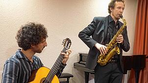 Der Gitarrist Agustin Nazzetta und der Saxophonist Oscar Trompenaars, beide Lehrer an der Rheinfelder Musikschule, treten mit jeweils ...