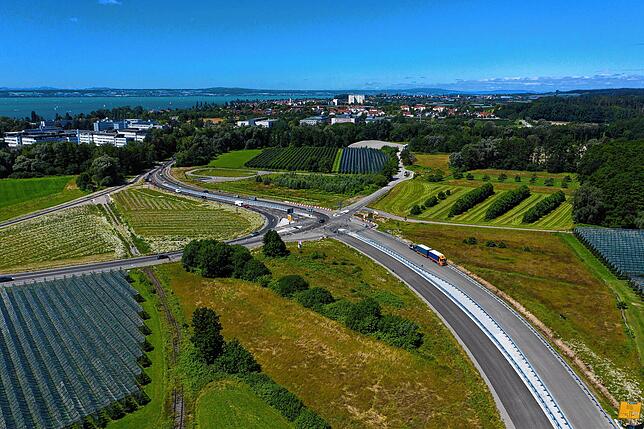 Bild 1: Bevor der Verkehr rollt, zeigen wir Ihnen aktuelle Luftbilder und Videos von der B 31-neu zwischen Immenstaad und Friedrichshafen