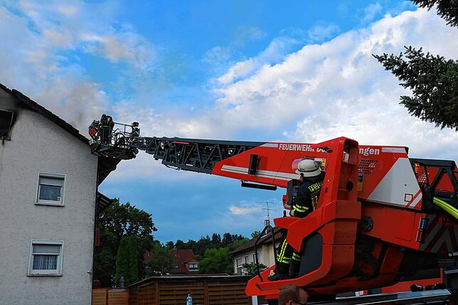Die Feuerwehr Bräunlingen bekämpft am Mittwochmorgen einen Gebäudebrand in einem Wohngebäude Ecke Dießenhoferstraße/ Gießnaustraße. Der ...