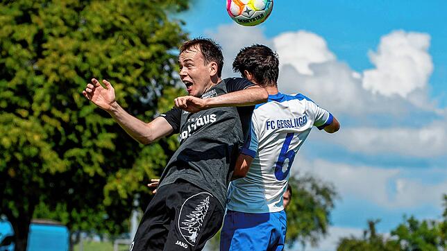 Voller Einsatz: Yannik Schäfer &ndash; hier im Kopfballduell mit Jonathan Grießer &ndash; rettete dem SV Waldhaus mit seinem Ausgleich ...