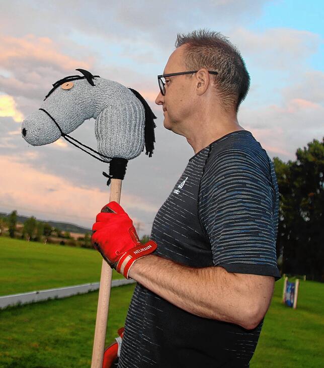 Der Mann und sein Pferd: Marcus Milbradt und sein Steckenpferd haben sich für die gleiche Frisur entschieden.