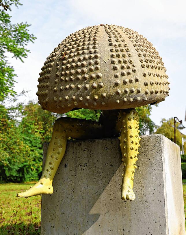 Mit Stacheln kommt diese Skulptur daher.