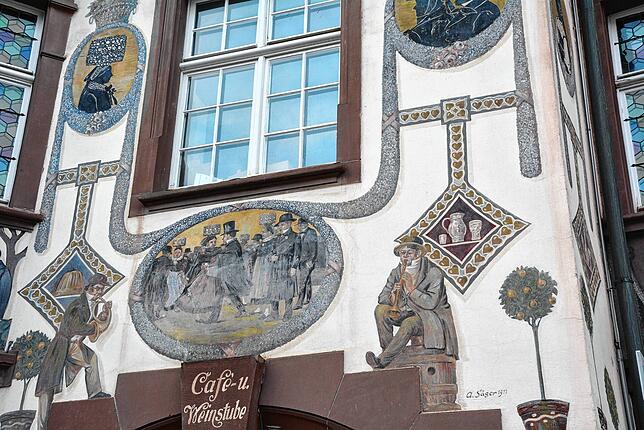 Die Fassadenmalerei am heutigen Café Raben hat Albert Säger gefertigt, sie ist ein oft fotografiertes Motiv.