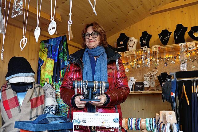 Kathrin Rupprecht am Stand vom Treffpunkt Hagnau: Hier gibt es unter anderem Magnetarmbänder zu kaufen.