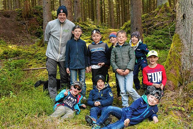Ein typisches Angebot des Vereins Ago: Ein Kindergeburtstag im Wald mit Georg Tritschler (links hinten). Inzwischen hat Tritschler den ...