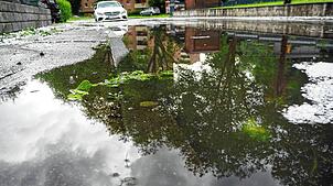 Die Hagelkörner, die am Sonntagabend in Bad Säckingen vom Himmel fielen, setzten die Habsburgerstraße unter Wasser.