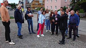 Die Gruppe lässt sich von Architekt Manuel Mauch über den geplanten Neubau für die Goldöschschule sowie die Ganztagsbetreuung ...