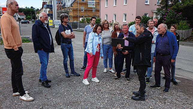 Die Gruppe lässt sich von Architekt Manuel Mauch über den geplanten Neubau für die Goldöschschule sowie die Ganztagsbetreuung ...