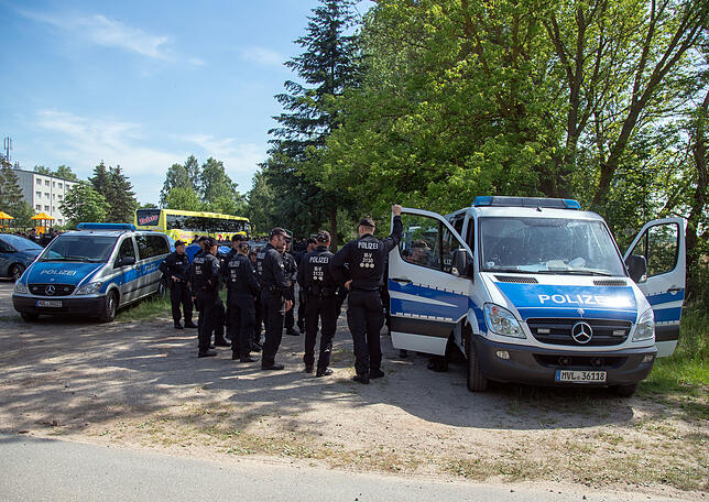 Zwei "Eurofighter" abgestürzt Polizisten sichern die Zufahrt zu einer der Absturzstellen in einem Feld in der Nähe von Nossentiner Hütte.