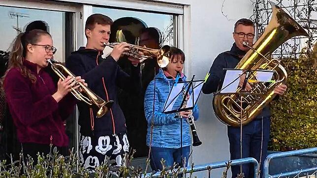 Punkt 18 Uhr treten die Familie Kopp sowie einige andere Musiker auf ihre Balkone und lassen die Europahymne durch den Singener Ortsteil ...