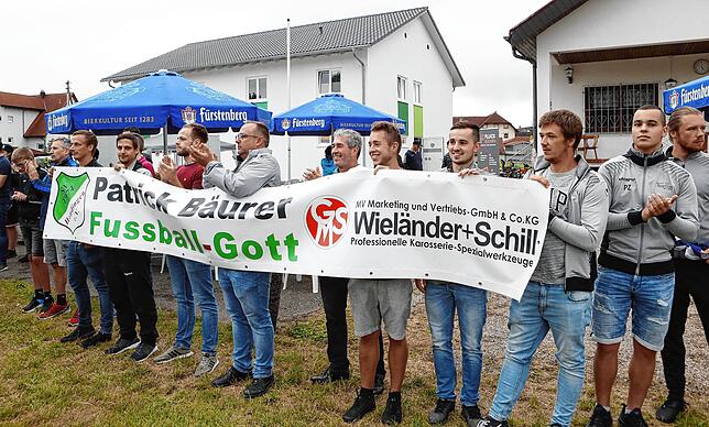 Groß ist beim erfolgreichen Weltrekordversuch von Fußball-Freestyler Patrick Bäurer auch die Unterstützung vom heimischen Fußballclub ...