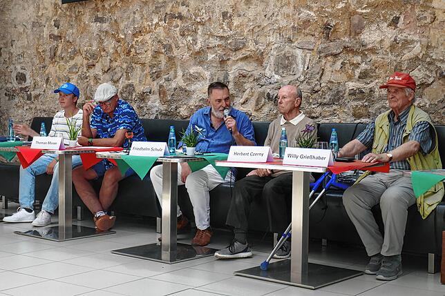 Simon Haas (von links), Thomas Moser, Friedhelm Schulz (Moderation), Herbert Czerny sowie Wilhelm Grießhaber wussten anlässlich des ...