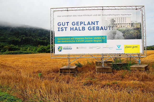 Seit 7. Juli 2023 weist dieses Schild auf den geplanten Gesundheitspark auf dem Gelände zwischen Rhein und Papierfabrik Albbruck hin. ...