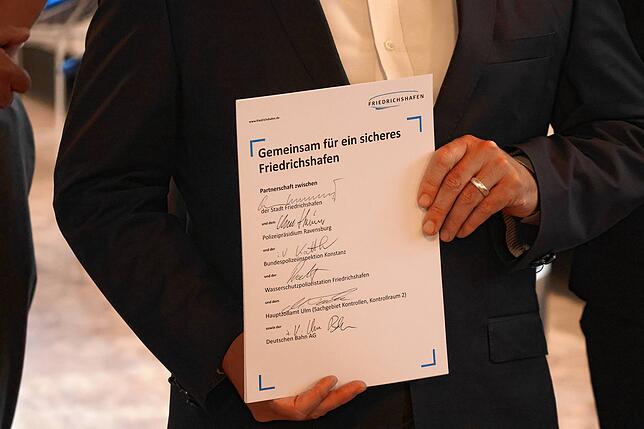 Oberbürgermeister Simon Blümcke hält die gemeinsame Erklärung in den Händen.