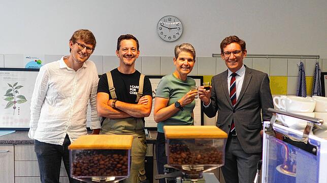 Die Volkshochschule Singen hat auf einen Kaffee mit Bürgermeister Marcus Röwer (rechts) eingeladen, um ihr aktuelles Programm ...