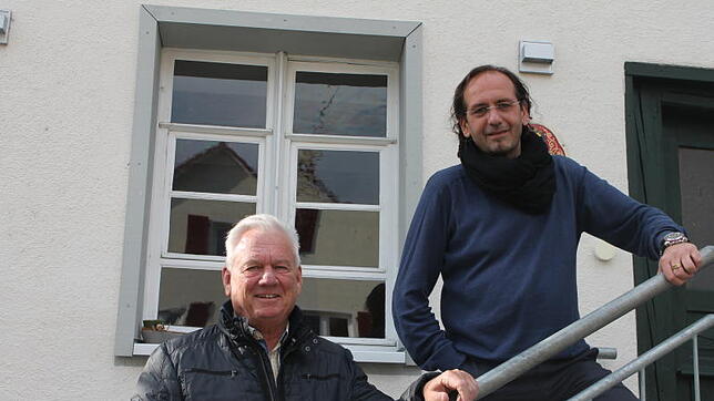 Dieter Stahl (links) hat die Gastronomie-Räume seines historischen Gebäudes in Ittendorf an den Hotelfachmann Nico DeMarco verpachtet.