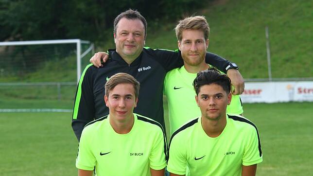 Neuzugänge beim SV Buch: Trainer Michael Hägele ist neu, ebenso wie Jonas Albiez (hinten, rechts), Jan Körner und Patrick Vögele (vorn, ...