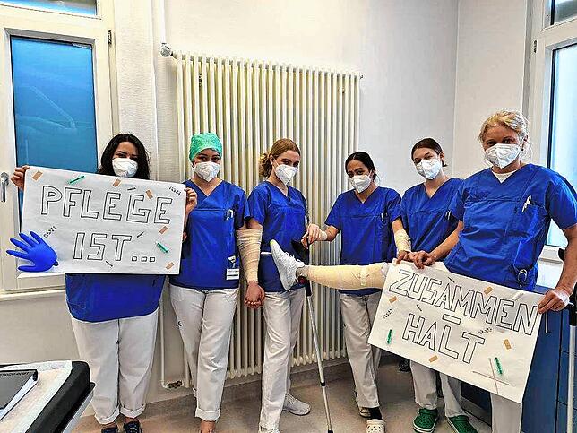 Auch Zusammenhalt prägt den Beruf der Pflegenden, wie dieses Foto zeigt.