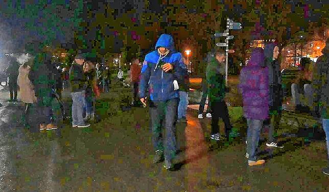 Zunächst war der Angreifer noch unmaskiert. Sein Gesicht lässt sich dennoch nur schwer auf dem Bild erkennen.