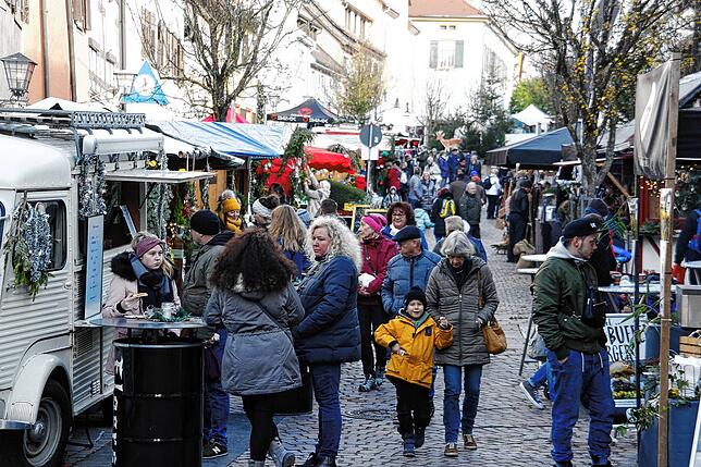 So beliebt war der Engener Weihnachtsmarkt in der Vergangenheit, das Bild zeigt Besucher in den Gassen der Altstadt im Jahr 2019.