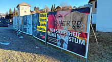 Am Bonndorfer Ortsausgang aufgestellte große Plakate zur Bundestagswahl sind von Unbekannten beschädigt worden. Bild: Ingo Günther