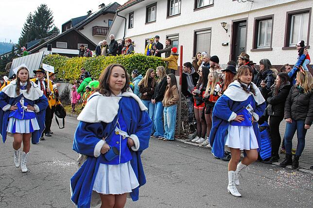 Bild 4: Herrischrieder Dorffasnacht: Hooriwälder und Dorfbuebe zeigen beeindruckende Masken