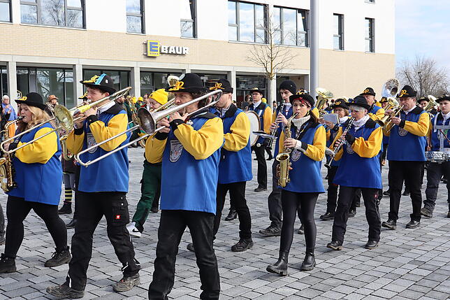 Bild 3: Rathaus-Dompteur im Affenstall: Die besten Bilder vom skurrilen Salemer Affentheater!