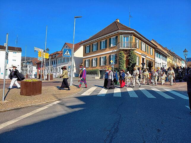 Bild 2: Narrenbaumfällen 2025 in Markdorf sorgt für närrische Stimmung