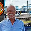Thomas Wittenmeier steht vor dem Singener Bahnhof. Er ärgert sich sehr über den Zustand der Schwarzwaldbahn.