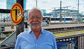Thomas Wittenmeier steht vor dem Singener Bahnhof. Er ärgert sich sehr über den Zustand der Schwarzwaldbahn.