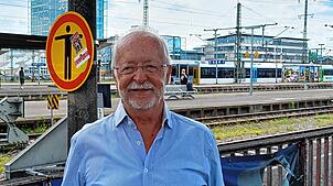 Thomas Wittenmeier steht vor dem Singener Bahnhof. Er ärgert sich sehr über den Zustand der Schwarzwaldbahn.