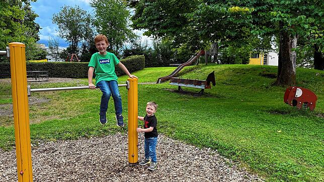 Der Spielplatz an der Tannenstraße auf dem Waldshuter Aarberg ist weitläufig. Fynn und Leon (von links) hatte ihren Spaß, würden sich ...