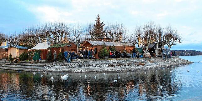 Buden am Ufer des Stadtgartens. Ein Bild aus Zeiten, in denen Corona noch kein Thema war.