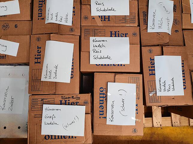Sinnvollerweise liefern die Spender schon vorsortiert und beschriftet in Paketen an.