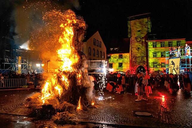 Lichterloh brennt die 5 Meter große Strohhexe vor dem Riettor.