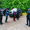 Die jungen Fußball-Fans lässt die Security nicht durch.