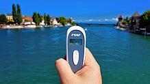 Mit diesem Thermometer ist unser Reporter in der Stadt unterwegs und misst die Temperatur von Oberflächen.