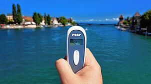 Mit diesem Thermometer ist unser Reporter in der Stadt unterwegs und misst die Temperatur von Oberflächen.