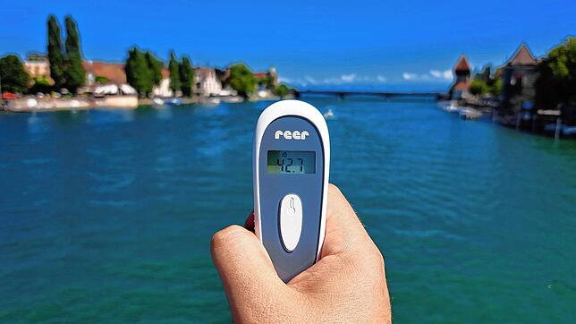 Mit diesem Thermometer ist unser Reporter in der Stadt unterwegs und misst die Temperatur von Oberflächen.