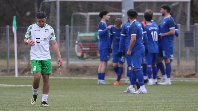 Die DJK Donaueschingen (links Ali Karaki) verliert gegen den FV Möhringen mit 0:3.