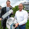 Neu gegen Alt: Bürgermeister Simon Gröger und Lars Kießling (Technischer Leiter Stadtwerke Radolfzell) zeigen symbolhaft zwei ...